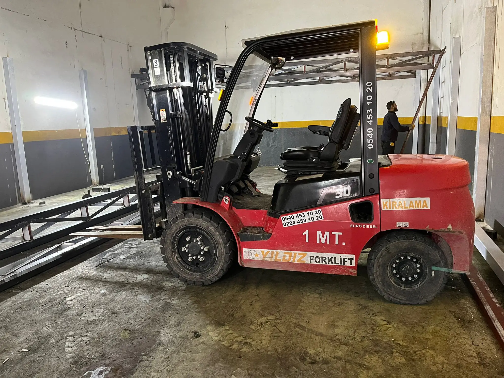 OPERETÖRLÜ FORKLİFT KİRALAMA